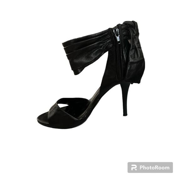 Michael Shannon Heels  - Picture 7 of 7